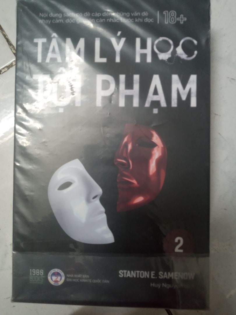 Giao hàng nhanh, uy tín.
Sách được giao theo combo nên 2 cuốn sách được gói chung một bọc nilon chuyên dụng dùng để gói sách.
Nội dung hay, nhưng như bìa sách, chỉ 18 tuổi trở lên mới được đọc vì trong sách có nhiều nội dung gây sốc có thể ảnh hưởng nhận thức của trẻ em.