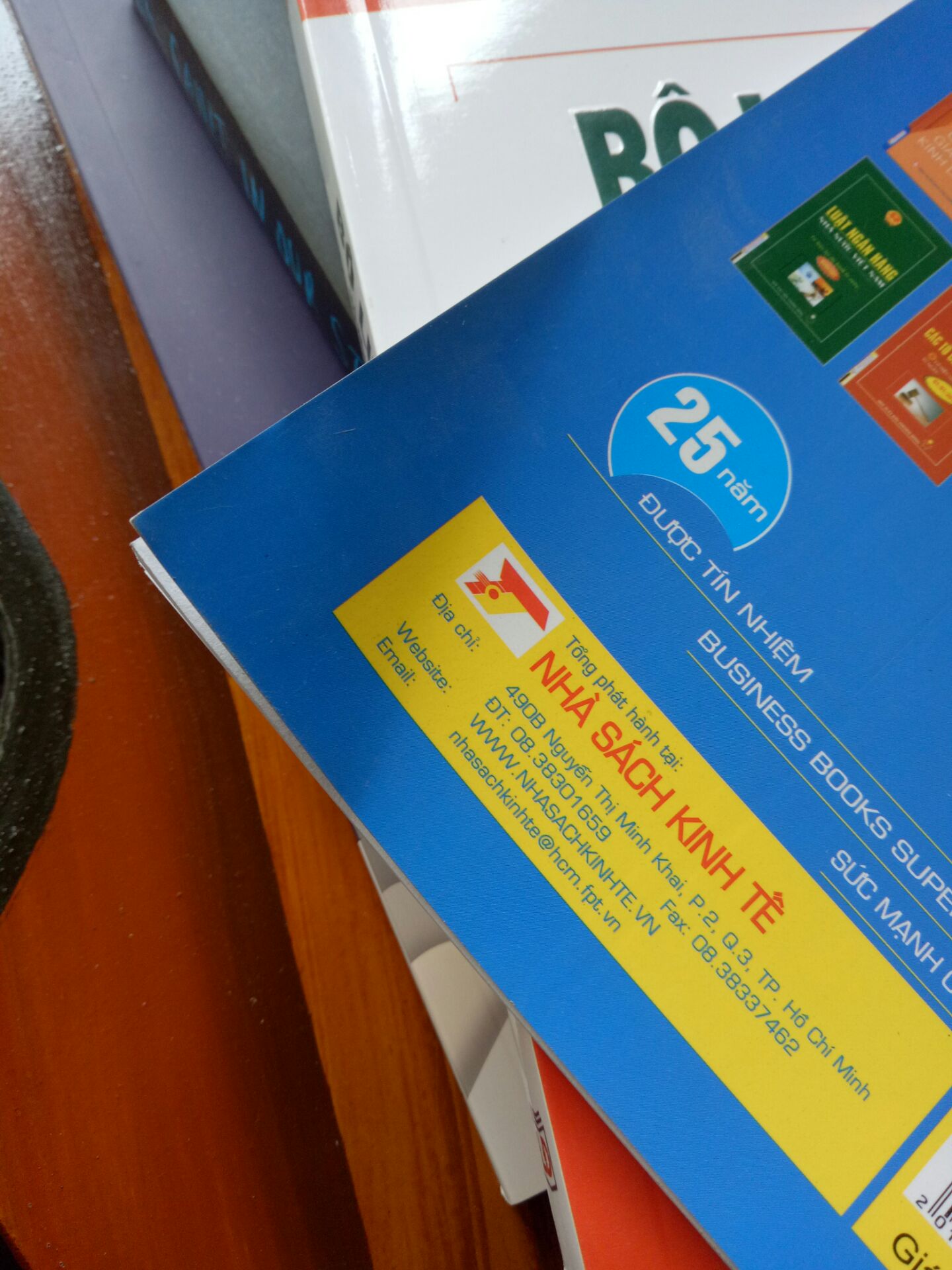 Đóng gói không chắc chắn, để sách bay lung tung trong thùng đồ nên bị quăn mép hết cả mấy quyển luôn :(