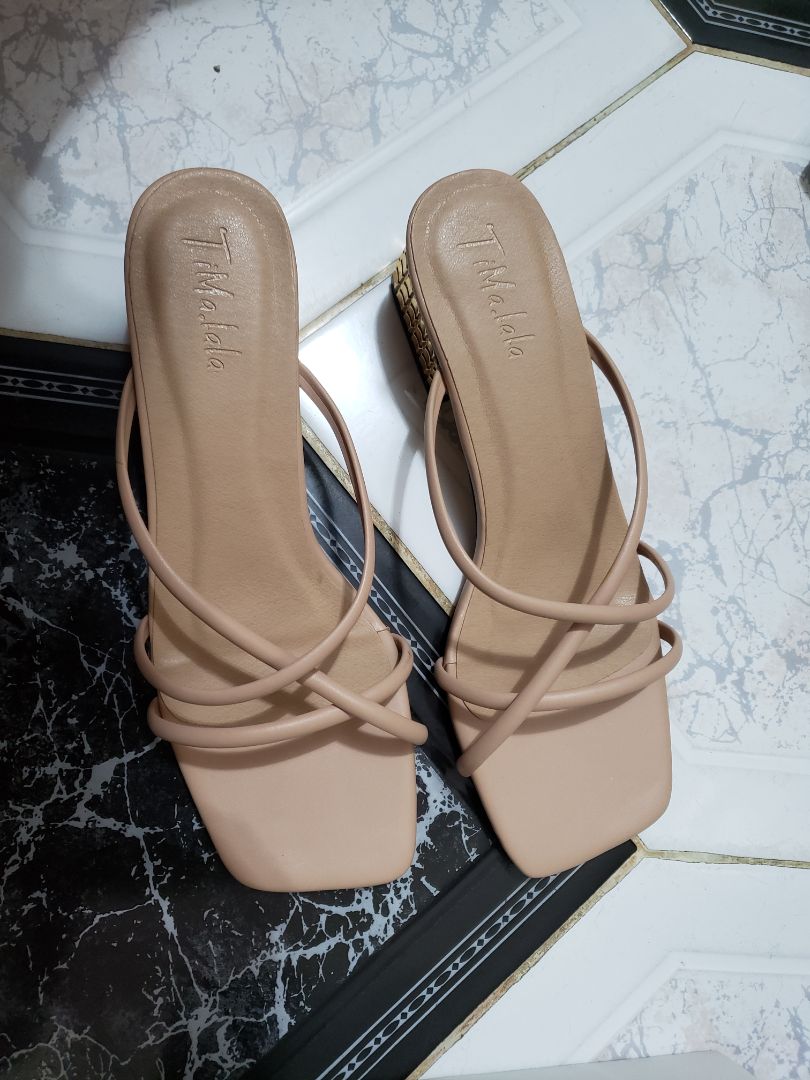 Dép đẹp, nhưng hình như hơi chật so với các giày cùng size mình hay mang. Đế có vẻ hơi trơn nhưng mà nhìn ngoại quan cũng ok, hi vọng bền