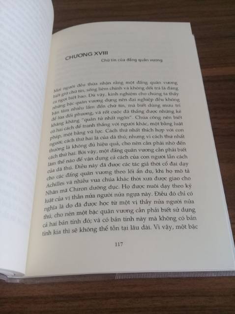 Cảm nhận riêng là mình đánh giá cao bản dịch của Thiếu Khanh hơn nhiều bản dịch khác. Văn phong của bản dịch này khá lưu loát, đọc rất trôi chảy và thuận tai. Ngoài phần dịch “Quân vương”, bản này còn dịch thêm hai ghi chép khác của Machiavelli (“Mô tả các phương cách được Quận công Valentino áp dụng” và “Cuộc đời của Castruccio Castracani”) để giúp người đọc hiểu hơn về tư tưởng chính trị đậm tính quyền biến của ông.
Nhược điểm của bản dịch này là dịch giả Thiếu Khanh không dịch thẳng từ chánh văn tiếng Ý mà dịch lại từ bản tiếng Anh của N. H. Thomson. Ngoài ra, một tác phẩm chính trị kinh điển như “Quân vương” mà lại thiếu bản đồ của bán đảo Ý thời Phục Hưng thì quả thật có phần bất tiện cho những ai muốn hình dung được diễn biến của các sự kiện trong tác phẩm.
Về hình thức thì nhà xuất bản đã đầu tư tốt trong khâu thiết kế và đóng sách. Nói chung, đây là bản dịch đáp ứng tốt nhu cầu của một độc giả nghiêm túc.