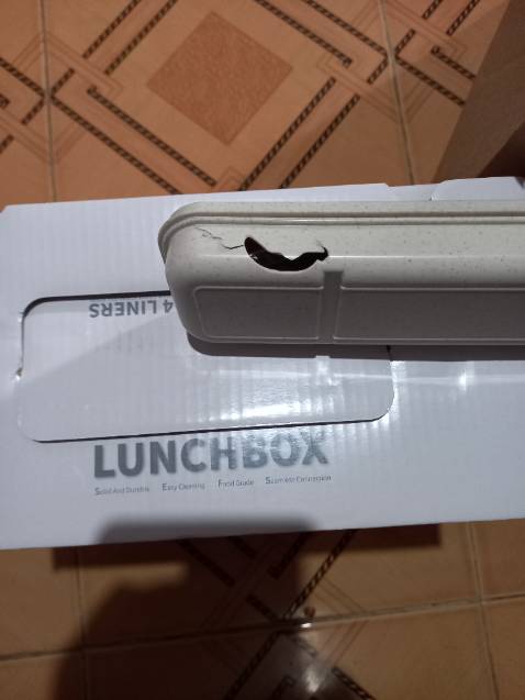 Hộp đựng đũa muỗng không còn nguyên vẹn