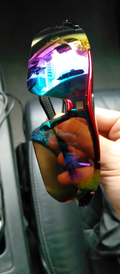 một cơn mưa phụ kiện!!! mắt kính đeo khá thoải mái, dễ chịu. gọng làm chưa được sắc nét cho lắm, vẫn có nhưng ba via trông hơi nhôm nhựa một chút nhưng làm sao có thể đòi hỏi ở một mức giá như thế này được. Hợp lý!