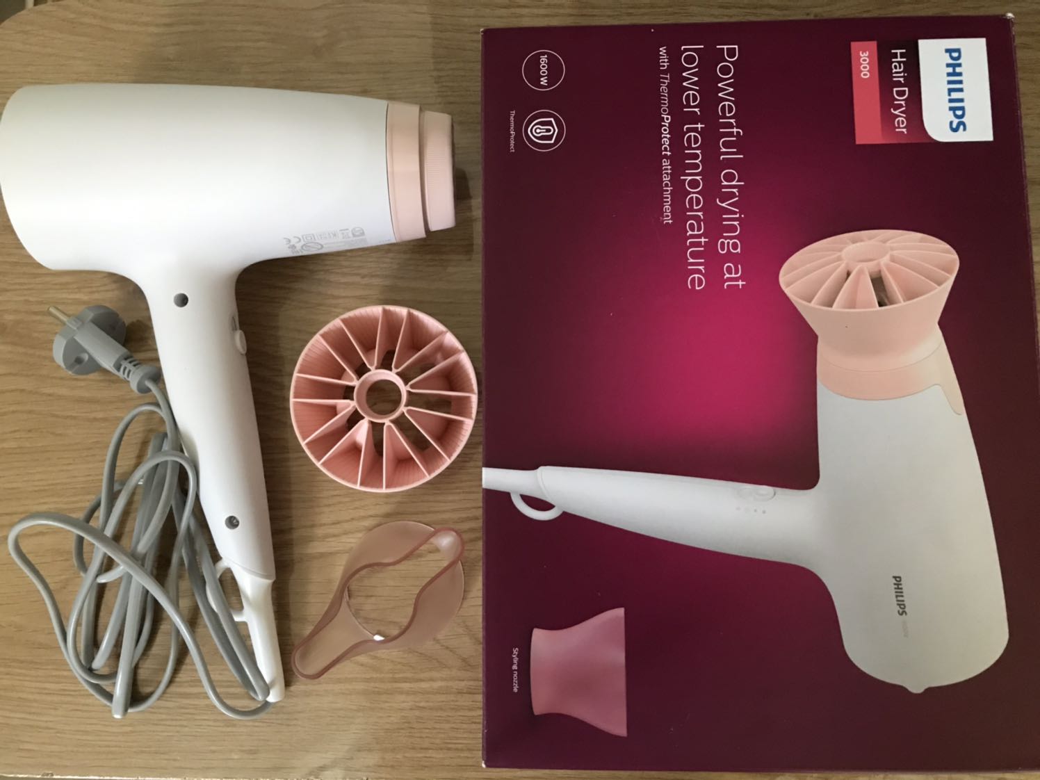 Máy sấy tóc khô nhanh. Kèm đầu sấy Thermoprotect giúp tóc không quá khô bảo vệ tóc tốt hơn. Tuy nhiên chế độ sấy mát có độ ồn cao.