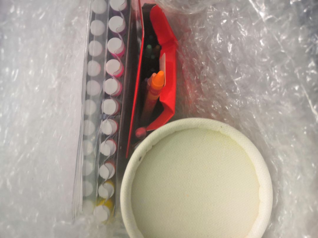 sản phẩm đúng như hình ảnh miêu tả, màu đẹp xịn lắm nha, hộp màu có hơi lộn xộn do vận chuyển 1 xíu nhưng bút vẫn oke không bị gãy gì cả