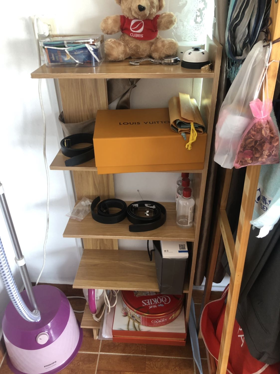 Đã nhận sp, mình review chút ít thông tin để các bạn tham khảo trước khi mua:
1. Ổn:
- Giá rẻ (185k), mặc dù sort theo giá vẫn có sp rẻ hơn (khoảng 157k). Giá rẻ thì chất lượng sẽ không ổn lắm, nên đã xác định thế thì các bạn mua càng rẻ càng tốt =))
- Giao đúng hẹn, shipper có điện thông báo trước khi giao, mình thích thế!
2. Chưa ổn:
- Chân đế bắt vít chưa chuẩn, nên đế  bị kênh, bù lại thì sp có ship kèm đinh nhựa có thể đóng cho cân bằng lại. Tuy nhiên bắt vít cân bằng chân đế sẵn thì vẫn hơn!
- Chất liệu ván ép khá kém, bắt vít bị nứt toác khá nhiều mặt ván nơi tiếp xúc, có thể nghe tiếng răng rắc nhè nhẹ trong lúc bắt vít. Phủ Melamin sơ sài.
-> Kênh + nứt => Chỉ nên để đồ trọng lượng nhẹ, ít cồng kềnh.
Tóm lại là nếu có thể, thì các bạn nên mua hẳn sp giá cao hơn để an tâm hơn về chất lượng.
Còn ngân sách có hạn thì càng rẻ càng tốt, và chấp nhận chất lượng sản phẩm ở mức đâu đó thôi.