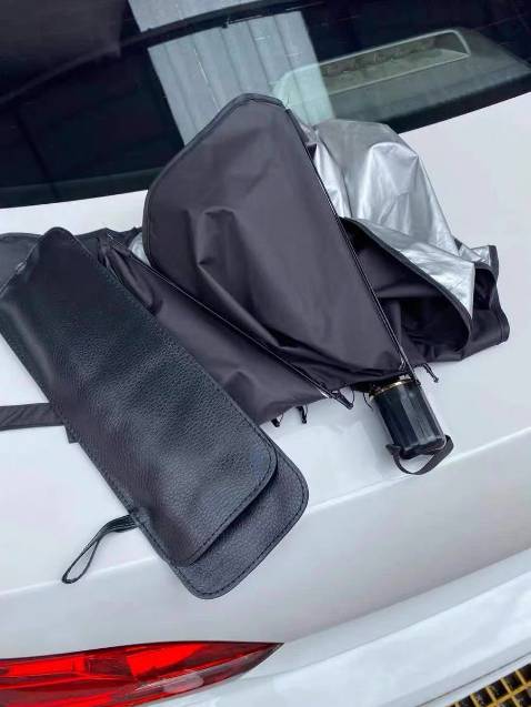 Ô dùng rất thích, lớp vải tráng bạc đặc như mô tả, không bị lỗ chỗ như cái ông bạn tôi mua.Che nắng tốt. Dùng mà bền nữa thì 10 điểm