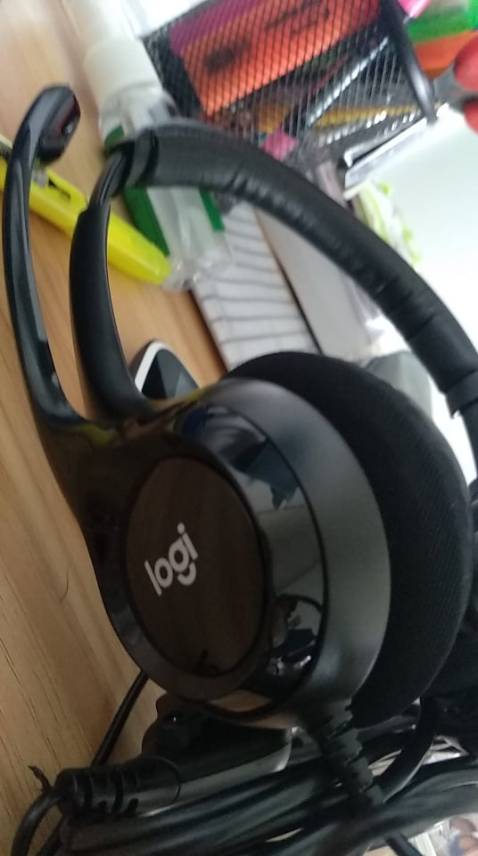 Đầu tiên, mình cực kì cảm thấy rất tệ với khâu đóng gói và giao hàng của tiki. Mất tận 4 tuần để nhận được hàng. Khi nhận được hàng thì bị móp méo (chắc do để trong kho lâu). Về chất lượng của tai nghe thì may mắn chưa bị vấn đề gì: tai nghe Logitech xài ngon, mic cũng tạm tuy không bằng con Sony over-ear 900k của thegioididong nhưng được cái tiện lợi.