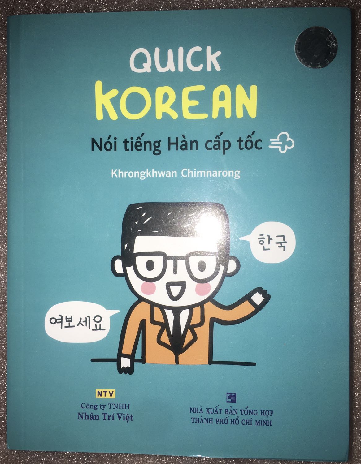 Nhận hàng đầy đủ. Bọc bìa nilong rất kĩ càng, cẩn thận. Sản phẩm đẹp, chất lượng sách tốt. Chỉ là mình không thấy đĩa CD. Nhưng mặt sau sách có quét mã QR lấy file nghe MP3 nên cũng không vấn đề gì.