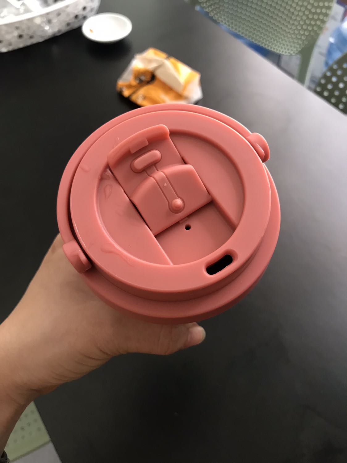 Ly đẹp lắm nha. Giữ nhiệt cũng khoảng 8 tiếng lận, không bị đổ mồ hôi ngoài ly. Có điều đầu cắm ống hút hơi nhỏ. Chắc chỉ để được ống hút nhựa, hoặc uống trực tiếp chứ ko để được ống hút inox đâu.