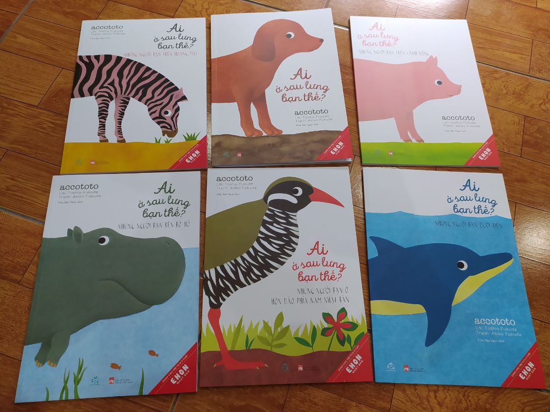 Bộ sách đẹp, hình vẽ đáng yêu, nhiều màu sắc, sinh động. Nội dung truyện đơn giản, mô típ lặp lại, dễ hiểu, phù hợp cho lứa tuổi em bé như trong mô tả.
Điểm trừ: Giấy cứng, bề mặt nhám chứ không mượt như bộ khác; sách cứng mà góc trang để nhọn thì có phần nguy hiểm cho trẻ, và khi mở, lật sách hơi khó khăn, ở một số chỗ hình vẽ trình bày dàn trải trên 2 trang thì có phần khó để nhìn được trọn.
Tuy nhiên, mua được với giá tốt nên mình hài lòng. Tiki giao hàng rất nhanh, chuyên nghiệp. Mình rất cảm ơn. Bộ sách đẹp, hình vẽ đáng yêu, nhiều màu sắc, sinh động. Nội dung truyện đơn giản, mô típ lặp lại, dễ hiểu, phù hợp cho lứa tuổi em bé như trong mô tả.
Điểm trừ: Giấy cứng, bề mặt nhám chứ không mượt như bộ khác; sách cứng mà góc trang để nhọn thì có phần nguy hiểm cho trẻ, và khi mở, lật sách hơi khó khăn, ở một số chỗ hình vẽ trình bày dàn trải trên 2 trang thì có phần khó để nhìn được trọn.
Tuy nhiên, mua được với giá tốt nên mình hài lòng. Tiki giao hàng rất nhanh, chuyên nghiệp. Mình rất cảm ơn.