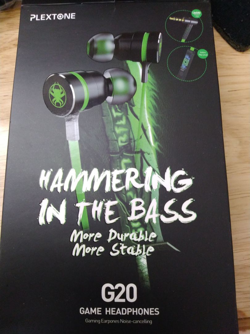 Hôm đặt hàng chọn loại màu đen, giao đúng màu mà còn giao rất lẹ nữa. Màu đen cá tính nhìn rất đẹp mắt và ngầu lòi nhé. Đã vậy còn tặng thêm dây nối dài tai nghe thêm vài chục cm nữa, nút đệm tai nghe các thứ... Tuy giá hơi cao tý nhưng rất đáng đồng tiền bỏ ra. Âm thanh thì nghe nhạc chưa hỗ trợ tốt cho mấy dù âm bass cũng có nhưng không quá mạnh, còn dùng để chơi game thì nghe bao phê.