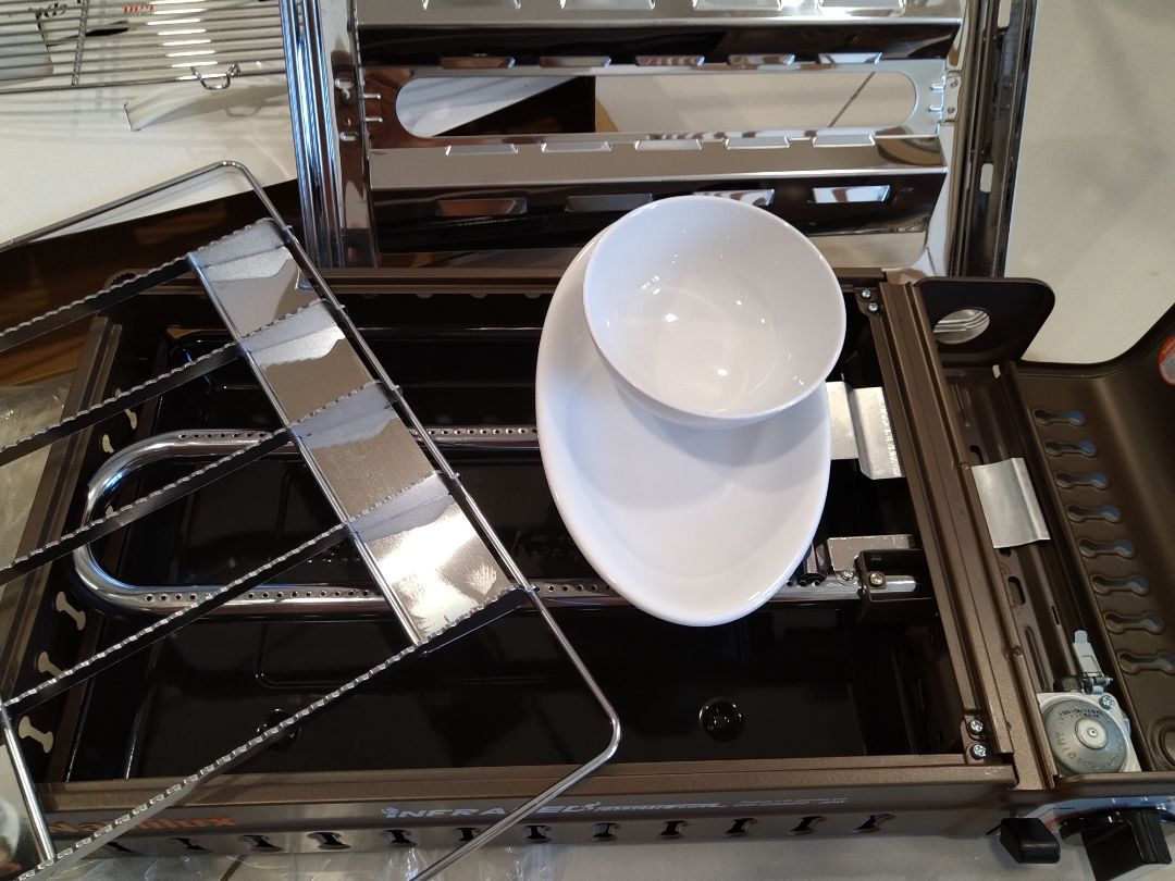 Xài nướng đủ 4 người ăn cùng lúc. Lẩu thì xài bếp từ cho lẹ.