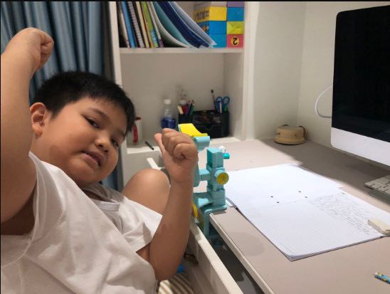 Rất hiệu quả, bé vào dáng chuẩn khi ngồi học nhé, có cái núm xoay giúp thay đổi độ cao rất linh hoạt.