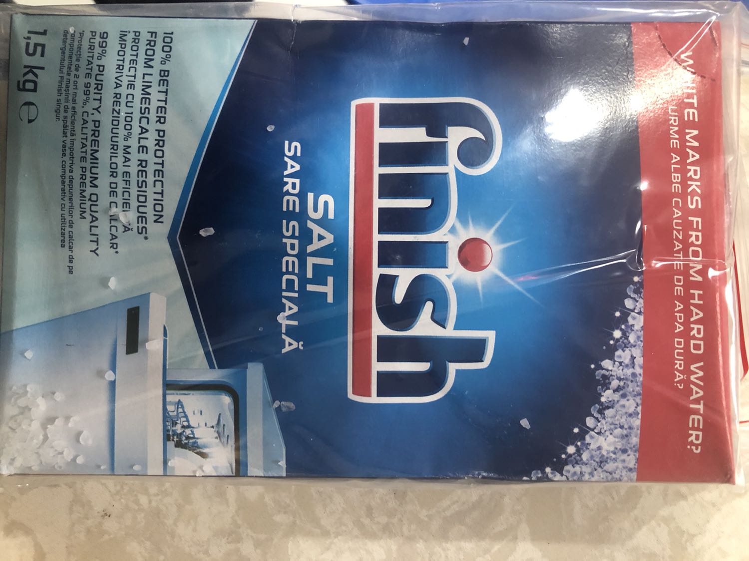 Muối bị rớt ra ngoài hộp đựng, miệng hộp bị hở