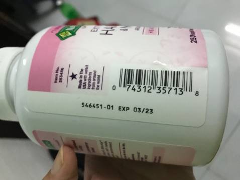 Tem của hộp bên trong bong lên rất lạ. Cảm thấy lo lắng không biết phải hàng chính hãng không.