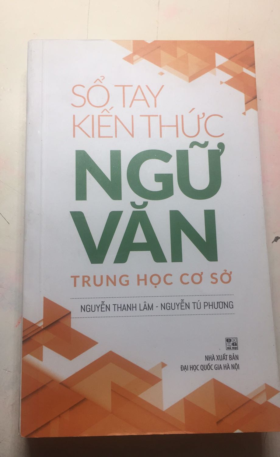 Mình thấy rằng sách này đã qua sử dụng rồi, có nhiều vết xước, rất là bẩn, có mấy trang giấy bị gập lại. Không biết mình có đổi lại được không.