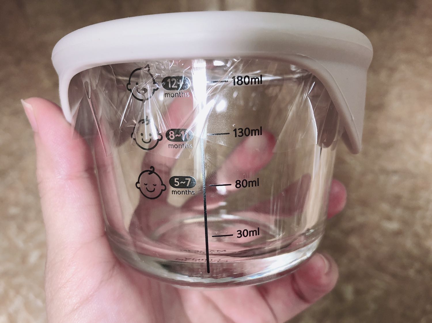 Đặt hàng trong mùa dịch nhưng nhận được khá nhanh, mình đặt Tiki gửi từ HCM 😊 hàng được đóng gói cẩn thận. Sản phẩm đẹp, chắc chắn, nhìn rất sang nha. Các thang đo lường được in lụa rõ nét, nắp silicon mềm khớp với miệng bát không bị hở tí nào. Anh shipper nhiệt tình, thân thiện. Mọi người nên mua nha, đáng tiền lắm ạ 🥰🥰🥰