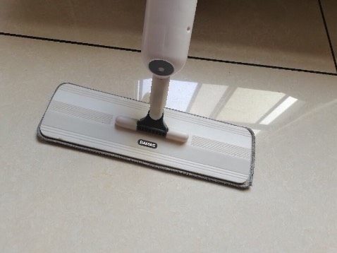 Thích cây lau nhà phun sương này từ lâu, nhưng ko dám mua vì sợ mau hỏng vì đã đọc nhiều comment của các bên mua phải hàng TQ, nhưng tình cờ thấy đc cây này hàng chính hãng thương hiệu đàng hoàng, đặt liên luôn. Dễ lắp ráp, lau sạch, nhựa cứng cáp chắc chắn, phun nước bén, rất tiện lợi