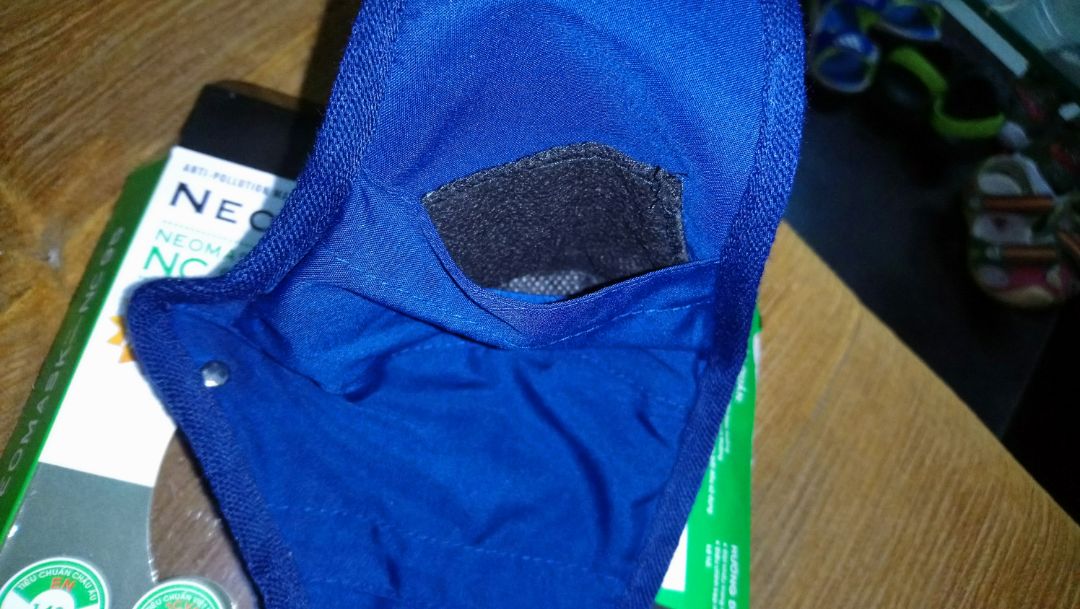 Chỉ may đẹp, chắn chắn. Các vật liệu cấu thành với độ hoàn thiện cao. Bên trong còn có lớp than hoạt có thể tháo rời (ảnh bên trên) nên thuận thiện cho việc giặt và thay thế. Khẩu trang hoàn toàn có thể tái xử dụng sau khi giặt nên các bạn có thể an tâm chi 65k để mua mà không hề lo lắng.
Tóm lại, thay vì mua 1 hộp khẩu trang y tế sử dụng 1 lần, chưa chắc đảm bảo chống được bụi một cách hiệu quả thì Neomask NC95 là một lựa chọn rất tốt. Vừa bảo vệ môi trường, có thể tái sử dụng nhiều lần vừa chống được bụi một cách hoàn hảo.
Lời khuyên: Nên mua 2-3 cái để luân phiên sử dụng và thuận tiện giặt giũ.
Chúc các bạn lựa chọn được sản phẩm phù hợp
Thân!.