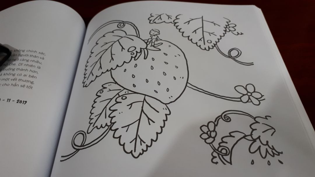 may mắn là sách mình nhận đc rất đẹp.So với giá 138k ghi trên bìa sách thì 96k wa lời r. sách có 116 trang, giấy có vẻ mỏng hơn cuốn tô bình yên 1 tẹo. ko biết tô màu nước có gặp trở ngại j ko. cuốn tô bình yên mình có tô wa màu nc r sẽ rộp giấy nếu dùng màu nước( nc nhiều ). cuốn mới thì nhìn hình vẽ rất ưng luôn cute dễ chịu sao á. đầu tư hẵn bộ 36 màu khô deli luôn :) . giết t.gian khi thất nghiệp vì dịch vậy ^^.Ai iu sách thì nên mua nhé cưng lắm