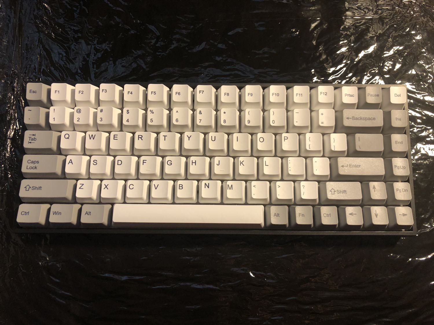 Sản phẩm chất lượng tốt so với giá tiền. Đóng gói cẩn thận. Trong hộp có 1 case nhựa mỏng để đậy phím lại khi không dùng, tránh bụi bẩn 👌 Shop hỗ trợ kịp thời. Ban đầu mình chọn red switch nhưng do hết hàng nên shop đã gợi ý đổi sang brown switch. Mình nhận luôn vì gateron brown switch nghe khá đã.

Tới giờ thì mình mới gặp chút vấn đề với nút backspace thôi. Hôm vừa rồi nó bị kẹt nên ấn 1 lần thôi là bay hết mọi thứ 😅 sau đó mình nhổ keycap lên và lắp lại thì ko bị nữa.


Túm lại là mình thấy rất đáng tiền và phù hợp với các bạn mới dùng. Phím chắc chắn có thể được cải thiện thêm 1 chút vì mình có để ý rằng có 1 vài chỗ chưa nảy đều. Nhưng lỗi cũng ít thôi, ko ảnh hường tới trải nghiệm. Nếu bạn nào kĩ thì có thể đem sửa 1 tí tí tẹo nhé! Với tầm giá này thì mình ưng rùi.