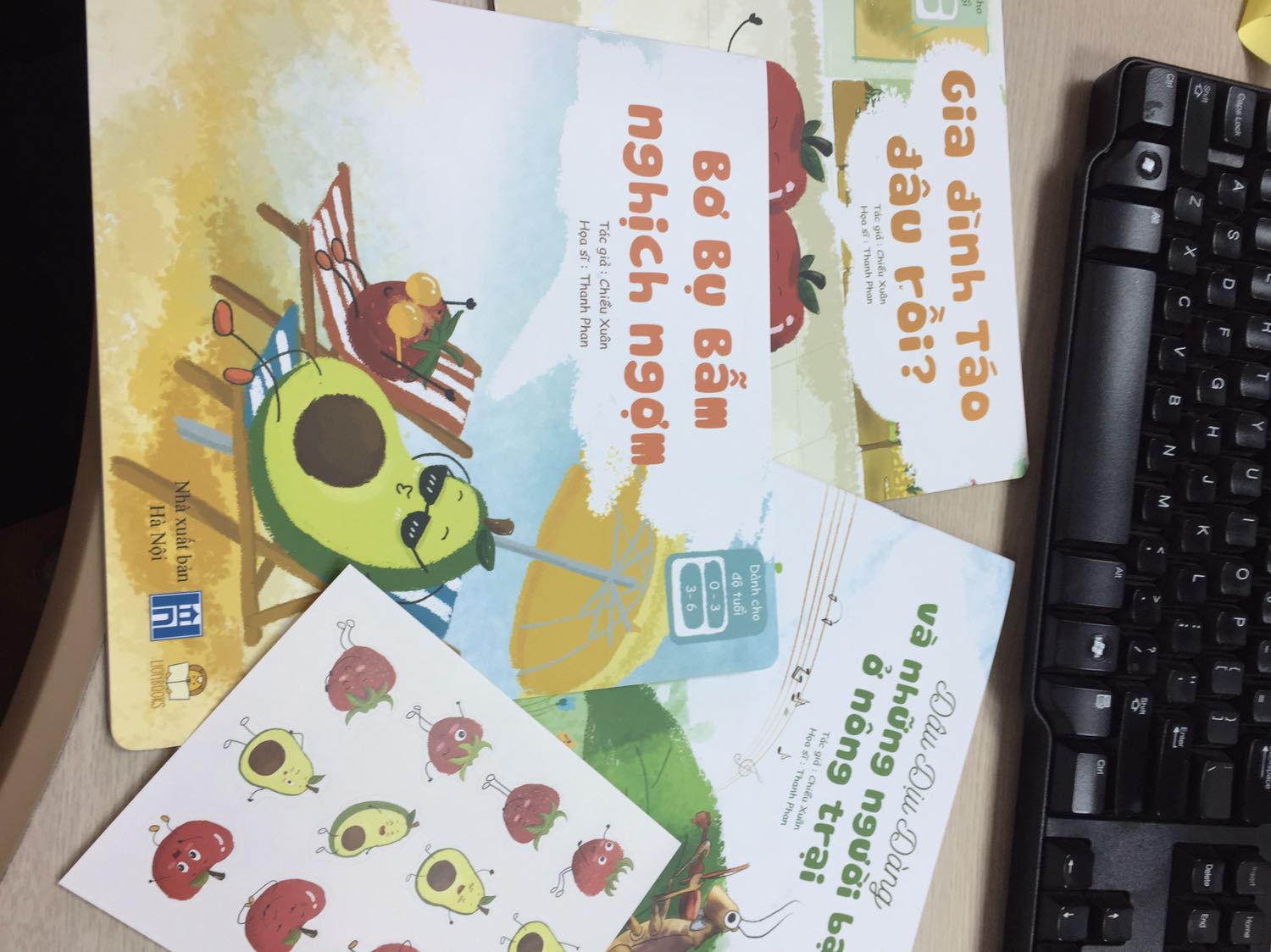 Sách rất đẹp, tranh vẽ đẹp, lời văn gần gũi với cuộc sống, giấy in sáng, dày dặn, còn được tặng kèm sticker. Nhìn chung mình khá ưng.