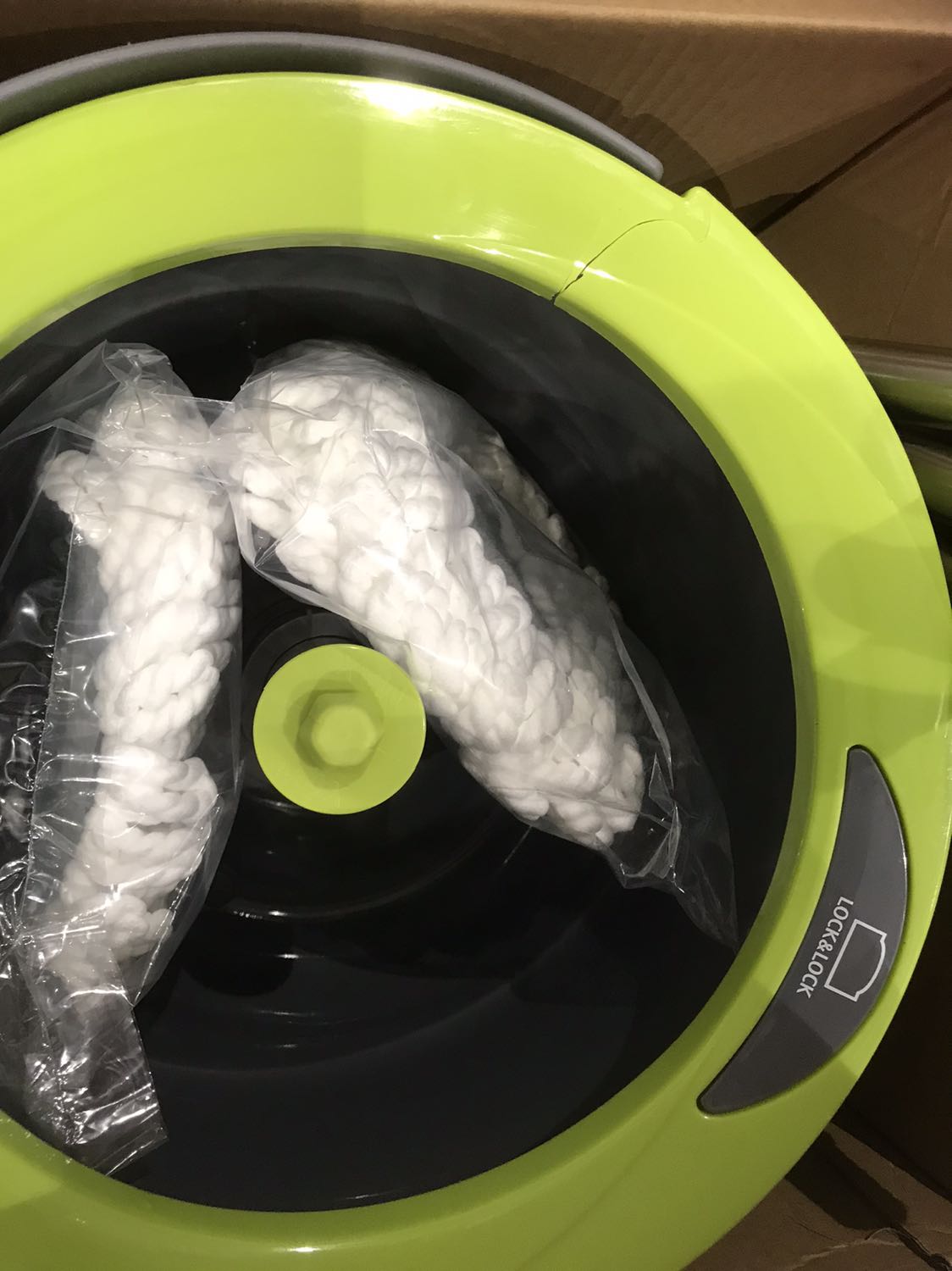 Mình mua 2 cái
Có 1 cái thùng bị nứt
Nhờ shop xem giúp 
Thks