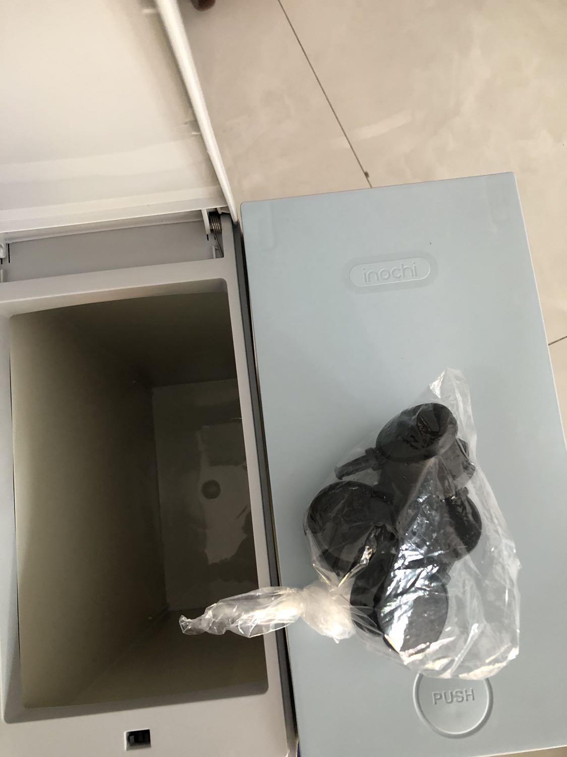 Thùng rác rất xinh xò, có chân kèm theo như hình