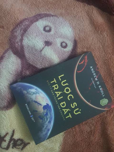 Lược sử Trái Đất - Bản nhắc lại cho những gì mà chúng ta đã quên!

Đây là lần đầu tiên mình mua sách theo dạng phong trào và xu hướng (có lẽ cuốn sách này đang được đánh giá [review] trên khắp mọi mặt trận). Nhưng lý do mua có lẽ sẽ hơi khác mọi người một chút vì mình mua với lý do rất đơn giản, nó là sách khoa học và về tri thức để giúp chúng ta hiểu biết hơn về thế giới mà chúng ta đang sống. Không chỉ là về Trái đất mà còn là vũ trụ. Đối với mình đây là bản tóm tắt, gợi nhắc lại cho những gì mình đã biết, đã hiểu về cách Trái đất được tạo thành (được trình bày bởi một chuyên gia). Đối với người khác nó có thể là những kiến thức mà khi đọc sẽ khiến bạn cảm thấy trầm trồ như vừa mới khám phá ra điều gì đó mới mẻ. Đối với người khác, nó truyền cảm hứng để thúc đẩy bạn đi sâu tìm hiểu về không chỉ địa chất, mà còn cả sinh học, hoá học và vật lý.

Khác với Lược sử Thời Gian (mà dù nhà vật lý lý thuyếti Hawking đã cố gắng dễ hiểu hoá nhất có thể) thì đây là sách khoa học đơn giản, dễ hiểu và dễ đọc dành cho đối tượng phổ thông muốn nắm bắt khái quát về sự hình thành Trái Đất từ thuở sơ khai cho đến hiện tại một cách trình tự từ gốc tới ngọn chỉ trong vòng vỏn vẹn hơn hai trăm trang (mình mong nó dày tới cỡ 500 - 1000 trang đọc cho nó bõ). Những gì của hiện tại đều được cấu thành từ quá khứ, vì vậy, cuốn sách vẫn cung cấp một hình dung nhất định cho nơi chúng ta sống hiện tại.

Nội dung của sách giúp bạn nắm bắt cơ bản được - một cách đáng tin cậy - những quá trình biến đổi của Trái Đất từ hình thái vật lý thuần túy, cho tới những giai đoạn của phản ứng hoá học -  là nền tảng cho - mà sau cùng là những hoạt động sinh học, thứ mà đang hiện hữu ngay đây. Và mình khá chắc nhiều người sẽ bất ngờ khi những tưởng vật lý, hoá học, sinh học chừng như ba môn độc lập song hoá ra chúng lại có mối liên hệ mật thiết với nhau và quá trình hình thành Trái Đất là một ví dụ sinh động cho thấy điều đó. Trong sách sẽ có nhiều thuật ngữ khoa học vừa quen, vừa lạ, nhưng yên tâm, dịch giả hoặc nhà xuất bản đã cẩn thận ghi chú cho những thuật ngữ đó.

Mình tin chắc rằng, sau khi đọc cuốn sách này, mọi người sẽ nhận thấy rằng, một cách ví von, để xinh đẹp như những gì chúng ta đang cảm nhận và trông thấy như ngày nay, Trái đất đã là trải qua quá trình "phẫu thuật thẩm mỹ" khắc nghiệt và không hề dễ dàng. Kết phần mình muốn trích dẫn một đoạn mình tâm đắc trong Lời nói đầu của cuốn sách:

[...] Năm 1968, Baba Dioum, một kiểm lâm người Senegal, đã đưa ra một câu trả lời đáng nhớ: "Cuối cùng, chúng ta sẽ chỉ bảo tồn những gì mình yêu, chỉ yêu những gì mình hiểu và chỉ hiểu những gì mình được dạy"

Tái bút: Tại sao lại là bản nhắc lại cho chúng ta đã quên? Thực tế chúng ta đã học về Trái đất thông qua  các môn Địa lý, Sinh học,... trong chương trình học phổ thông (có lẽ khoảng năm lớp 3 trở lên). Chúng ta quên vì kiến thức đó không được nhớ đến hàng ngày vì cuộc sống hiện đại khiến chúng ta phải ưu tiên những kiến thức giúp ta mưu sinh, chạy đua để tích lũy của cải vật chất.