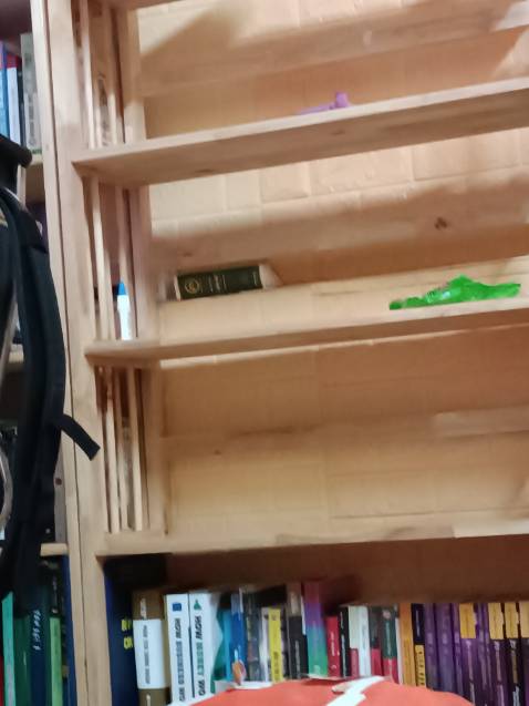 Kệ sách thì ổn nhưng giao hàng mấy lần mới được, trừ một sao