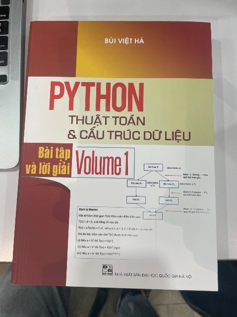 Sách photo, không phải sách in.
Chữ nhoè. Tem dán đè.
Tóm lại không phải hàng chính hãng