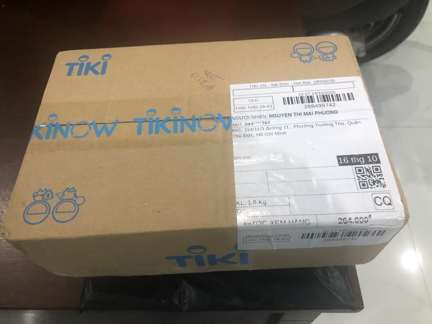 Giao hàng nhanh, đóng gói đẹp, đúng như hàng giới thiệu, hàng mới sản xuất nên date còn xa.
Mình là nữ nên rất ngại mấy vụ sơn sửa, chai PU này sử dụng rất đơn giản, mở nắp là xịt thôi, khô nhanh trong vòng 30-60 phút. Cho ra thành phẩm cảm thấy hài lòng. Hoàn thành kế hoạch tân trang lại mấy cái tủ rồi