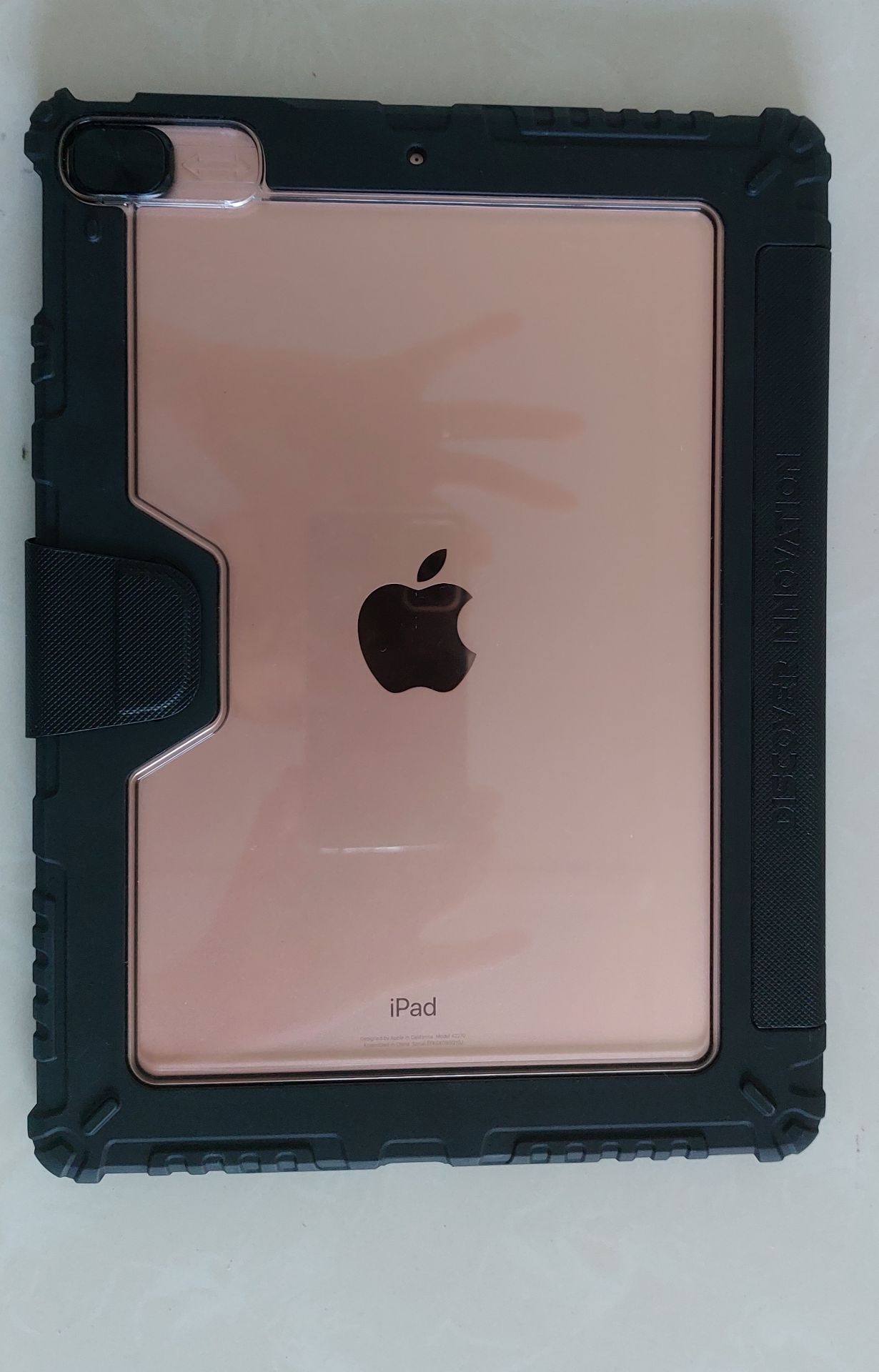 Sản phẩm chất lượng, giao hàng nhanh, ôm vừa khít iPad 8, 2020, rất đẹp. Để ở chế độ đứng rất tiện. Tôi hài lòng đánh giá năm sao!