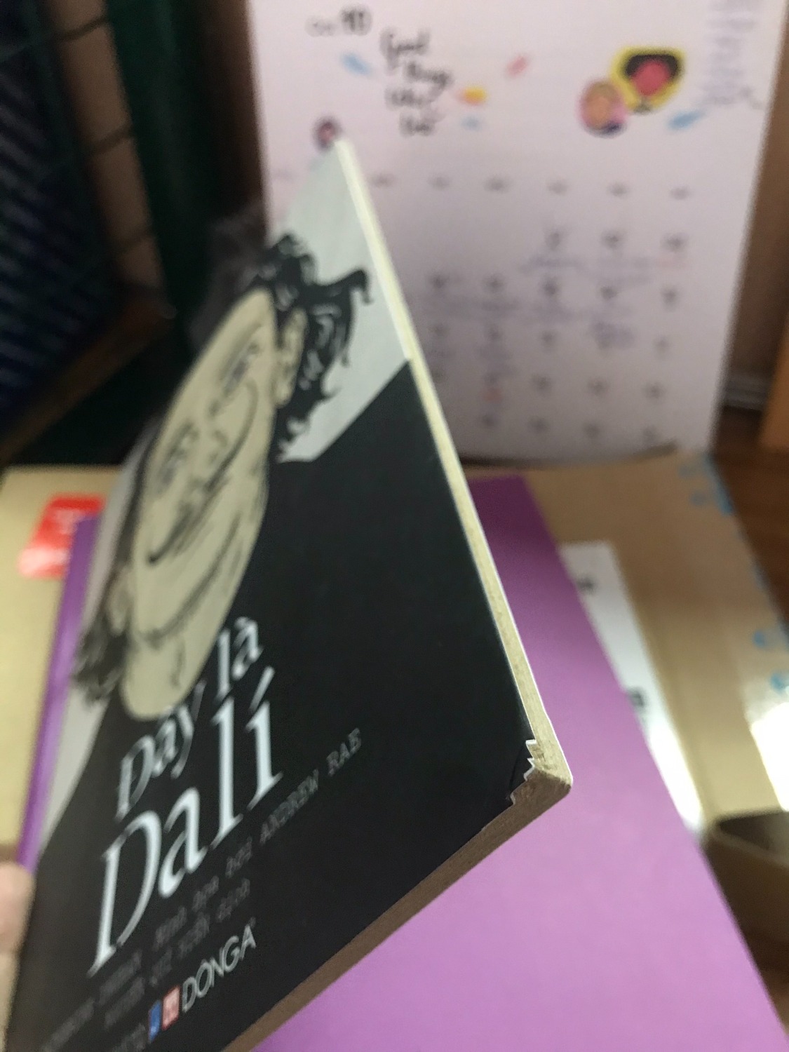 Hi Tiki Team,
Mình đặt hàng ngày 12/10 và nhận được sách vào ngày 13/10. Giao hàng rất nhanh tuy nhiên sách giao bị móp góc và bung nhẹ góc như bên dưới.
Mình muốn đổi lại sách không bị móp góc, nhờ team Tiki liên hệ với mình nhé.
Thank you.