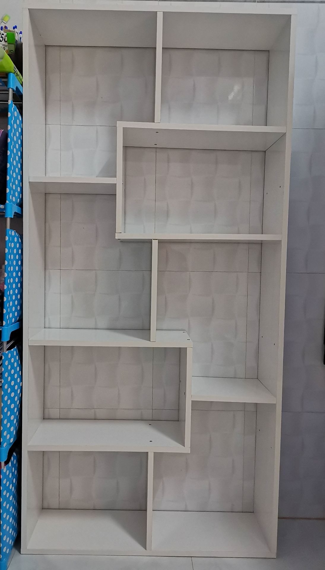 Tôi đã đặt và nhận được hàng sau 2 ngày tại Bến Tre. Đánh giá:
- Ưu điểm:
+ Tiki giao hàng nhanh, đúng màu yêu cầu, đóng gói cẩn thận nhiều lớp nên sản phẩm ít bị ảnh hưởng khi vận chuyển. Nhân viên giao hàng nhiệt tình. 
+ Nhà sản xuất cung cấp đủ các mảnh ghép và linh kiện, có đánh số, bảng hướng dẫn với hình ảnh minh họa nên rất dễ lắp ghép trong 60p.
+ Tủ rất chắc chắn khi lắp ráp xong. Kích thước có thay đổi nhưng rất ít (xem hình ảnh có chỉ số đo). 
- Hạn chế:
+ Sản phẩm có bị trầy ở 1 vài tấm ghép; tróc nhẹ ở góc. Nhà sản xuất và tiki nên cẩn thận hơn trước và trong khi đóng gói sản phẩm. 
+ Nhà sản xuất lưu ý độ chính xác của các bộ phận lắp ghép. Cụ thể: vị trí khoan không chính xác ở cạnh tủ tấm 2 và 4 không thể khoan lổ như nhau được vì tủ thiết kế so le điều đó dẫn đến chỉ 1 bên chính xác, bên còn lại phải khoan lỗ mới hoặc cố gắng dùng ốc vặn xuyên qua. 
Nhìn chung, tôi chấp nhận về chất lượng. Sai sót không đáng kể nhưng nên khắc phục để sản phẩm hoàn thiện hơn khi đến tay người sử dụng. Với giá tiền 520k sản phẩm gỗ ép chắc chắn, đẹp về thiết kế tôi đánh giá 5 sao.