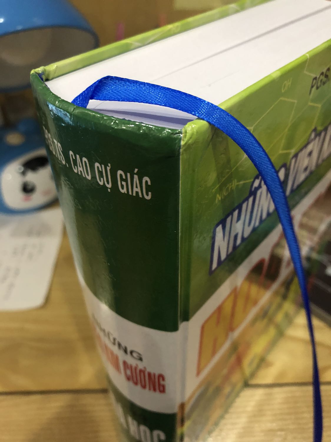 Những bạn nào đam mê hoá thì cần có 1 quyển. Nhưng sách giao có vấn đề về hình thức