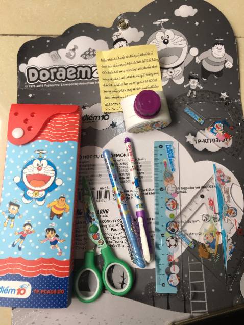 Mở ra thấy quyển sách và 1 bộ văn phòng phẩm tuởng chú tiki giao nhầm đơn chạy theo hỏi, đọc note xong mới biết. Là mua cho con bé con 5 tuổi nên thôi bỏ qua cũng dc. Nhưng nó vẫn thắc mắc là sao con mua sách nàng tiên cá mà giờ thành sách công chuá. Phải giải thích là cô chú bán sách hết sách đó nên thôi kì sau mẹ mua lại cho. Coi như Cá Chép có tâm trong vụ này.