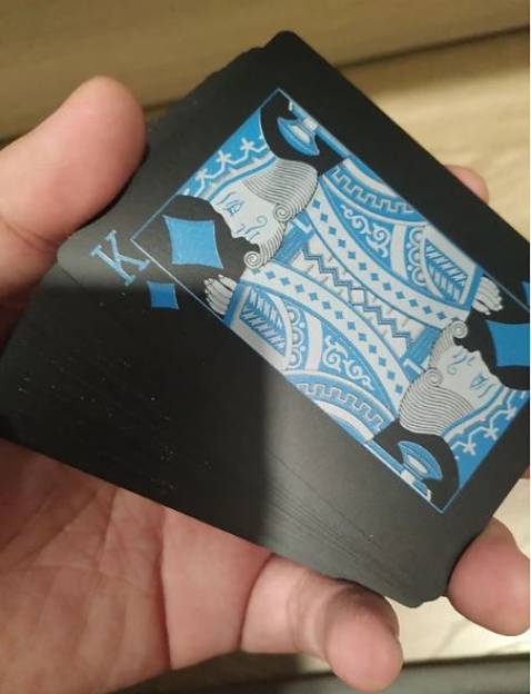 Bài mịn, cầm rất thích. đáng tiền, không bị cong bài. Ngồi xoè bài đã tay lắm, Thanks shop nhìu nhé.