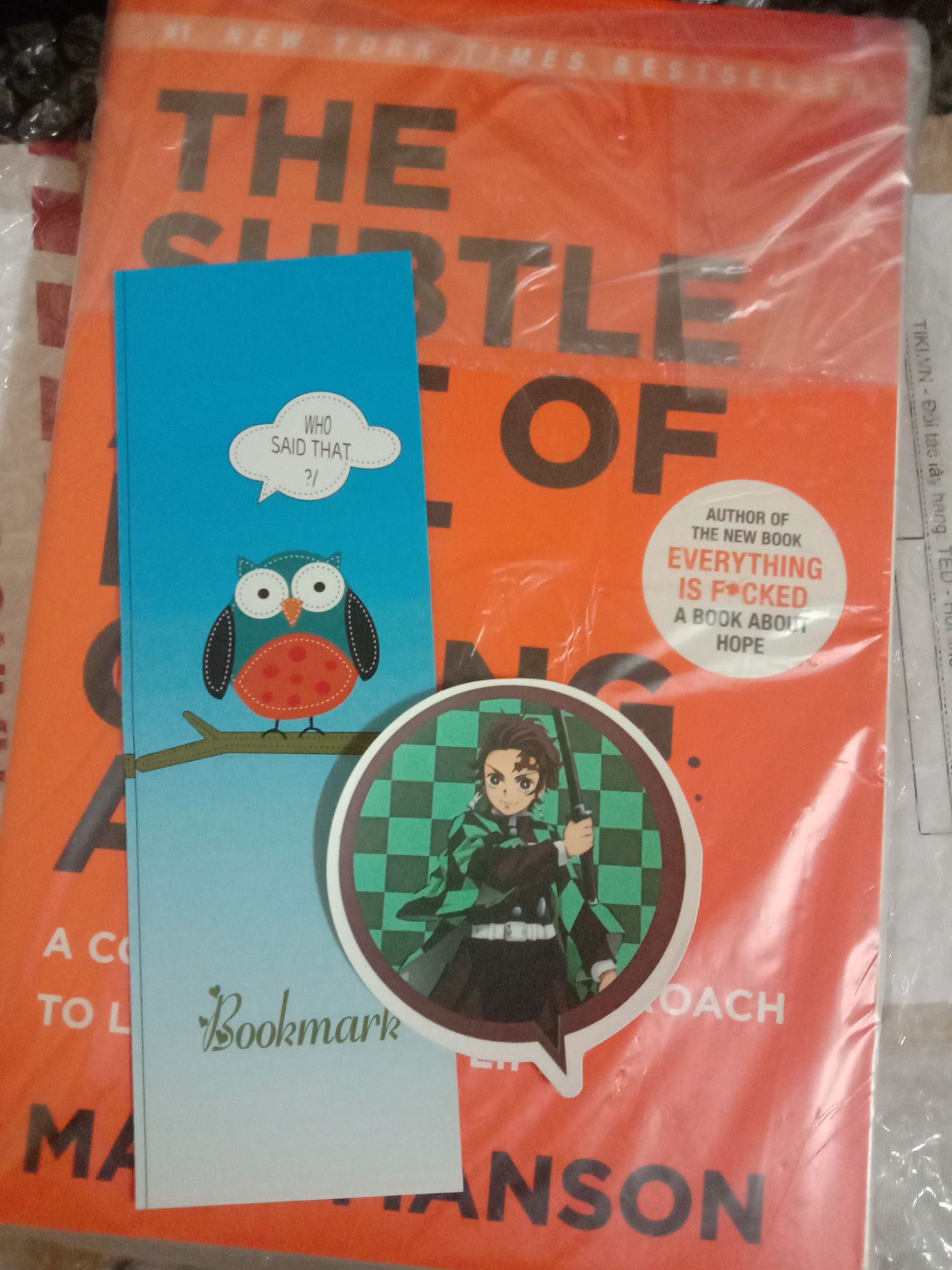 Mình rất thích cách gói của Tiki, sách về rất ổn áp, mình chưa đọc nhưng nghe review hay lắm mà may là đợt sale nên giá cả ổn nữa, sẵn mua về đọc cho đỡ rảnh thời gian nghỉ dịch ;-; Mà Tiki còn tặng thêm bookmark nữa nói chung là chất lượng sách và dịch vụ của Tiki rất ok vừa ý mìnhhh :3