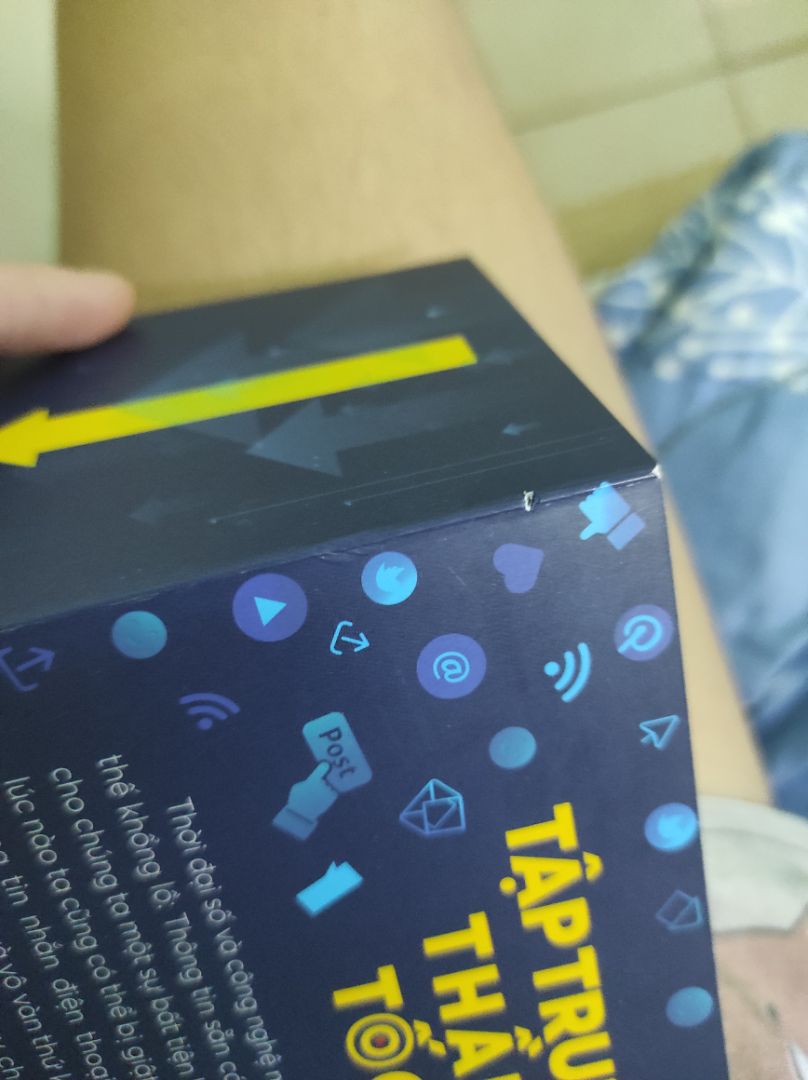 tróc bìa lủng 1 chỗ như sách cũ