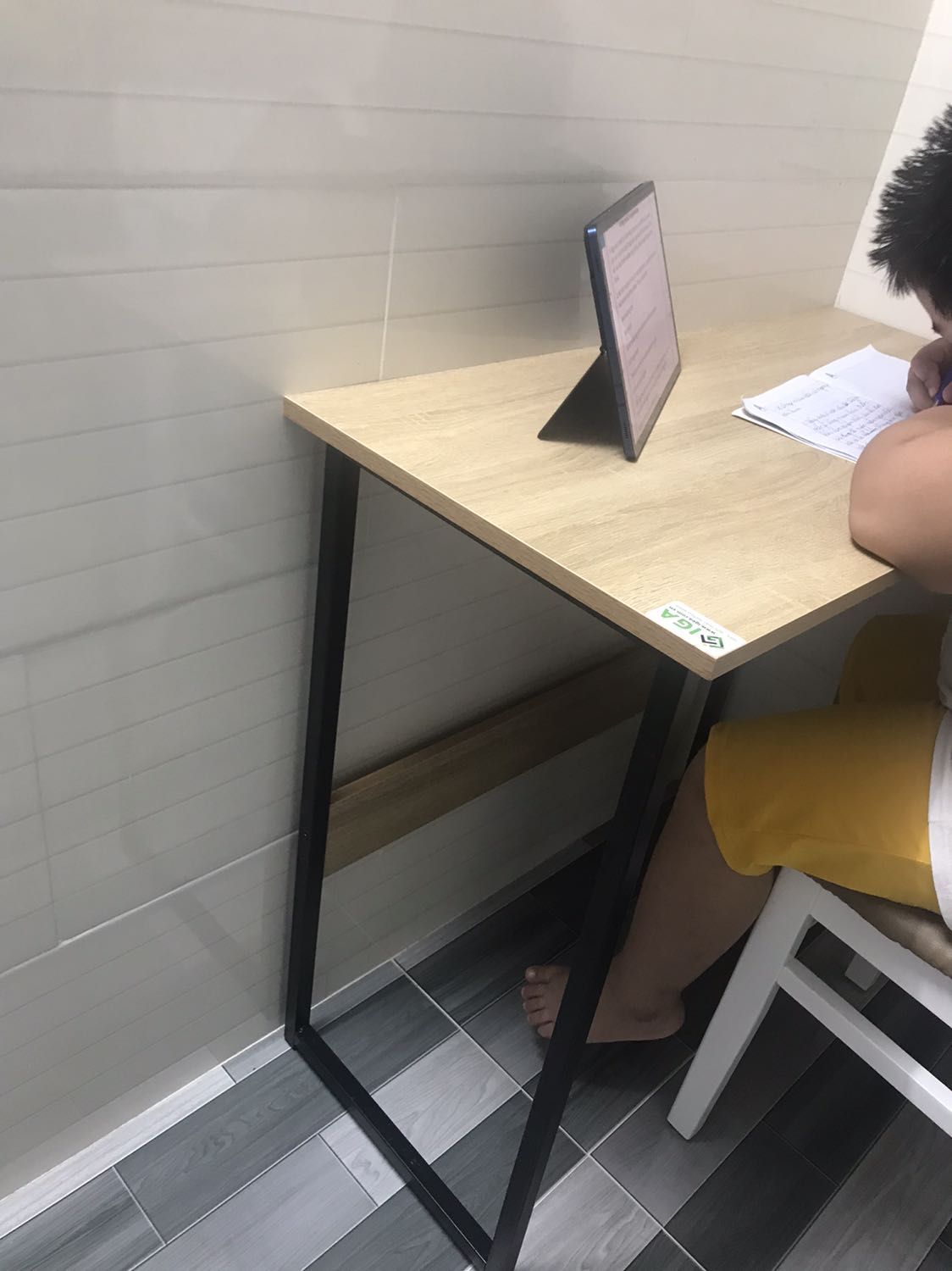 Đặt theo hình minh hoạ là chân bàn màu trắng mà mở hộp ra chân màu đen,do CT16 nên hàng đợi quá lâu 23 ngày mới giao tới,sản phẩm đáng mua trong tầm giá này, Nên mua