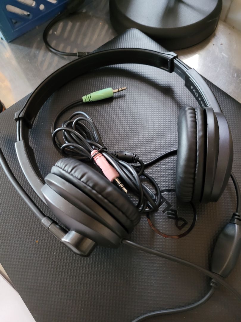 tai nghe khá trong tầm giá, âm tốt, học sinh dùng để học hành, nghe nhạc đươc. ok tiki trading.