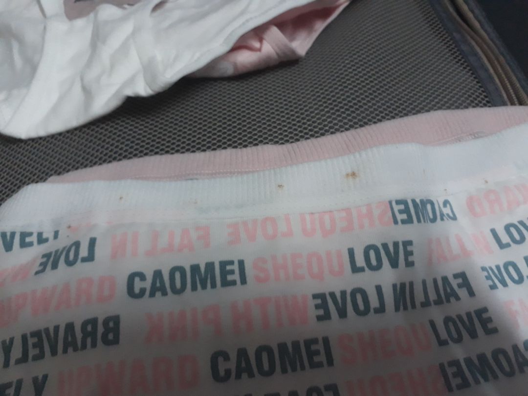 quần bẩn vẫn giao cho khách. tiki đóng gói cẩn thận