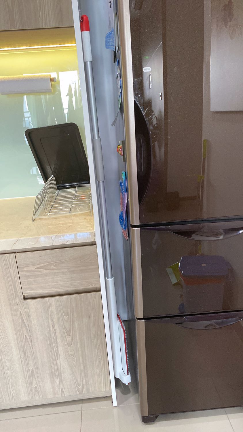 Mua được giá KM, có 185k thôi mà xài chất lượng lắm. Mua về xài thử liền thấy sau khi lau xong 1 lần thôi, đi thấy sàn sạch rin rít luôn. Đó là chưa dùng nước lau sàn. Lau trên mặt gỗ cũng sạch lắm và sàn khô trong vòng 1 nốt nhạc.
Mn nên mua. K chiếm diện tích đâu. Treo lên tường rất gọn.