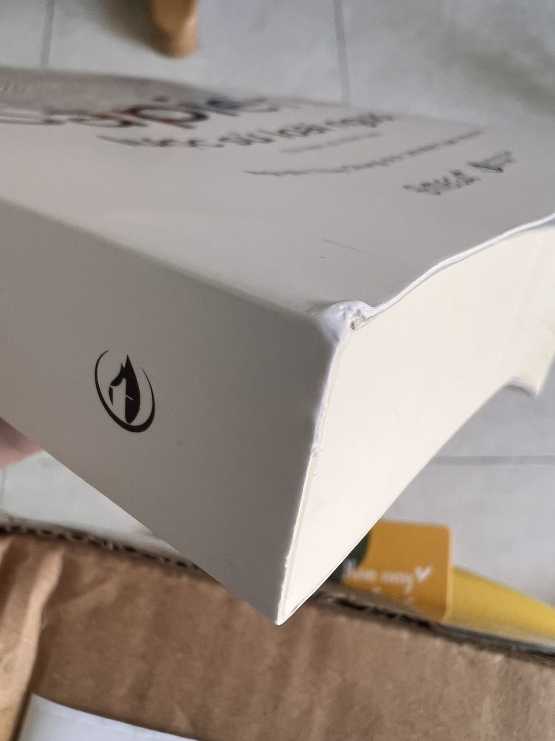 Hộp giấy móp méo rất nhiều cho thấy có sự va đập mạnh nhưng sách bên trong được đóng gói rất cẩn thận bọc 4 cạnh của sách. Mở ra thì sách có bị trầy mặt bìa và móp ở 1 cạnh thôi còn chất lượng trang giấy bên trong rất ổn. Hi vọng có thêm dịch vụ cho bao kính sách nữa là tuyệt vời