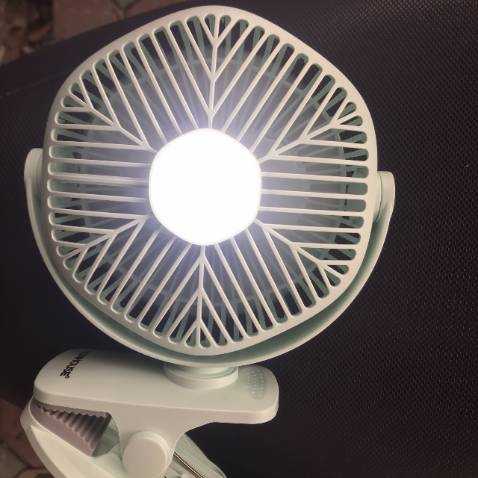 To hơn chút so với các dòng quạt mini cầm tay khác. Chạy mức 1 mát riu riu dễ chịu. Mức 3 mát lạnh luôn. Có cả đèn để bàn làm việc hợp lý.