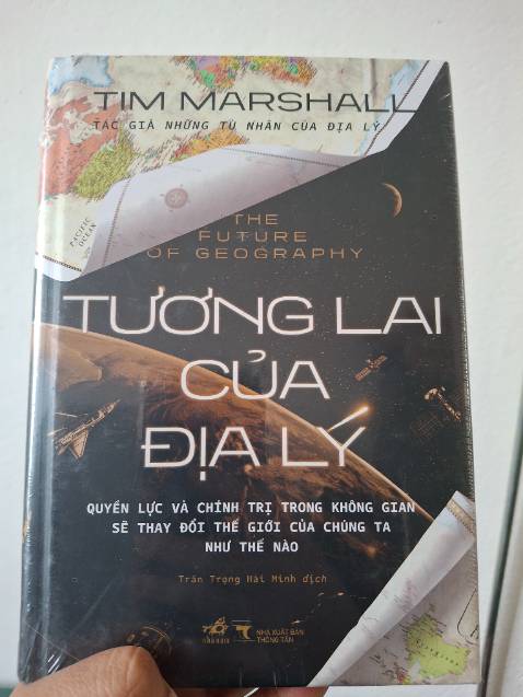 Một trong các cuốn cuối cùng mình mua về của Tim Marshall. Mua trong thời điểm giá sale lớn nên đã kịp mua về cho đủ bộ.
