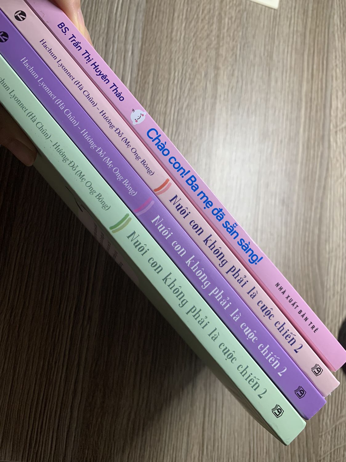 M mua bộ 4q gồm 3q Nuôi con + 1q Chào con!... 331k. Theo mình chất lượng giấy khá tốt, mực in rõ, có tặng 1 cuốn sổ mini. Mình hài lòng về sp, có khâu giao hàng thì mất gần 1 tuần mới giao, mn đừng mong quá r sốt ruột như mình! okela nhaz