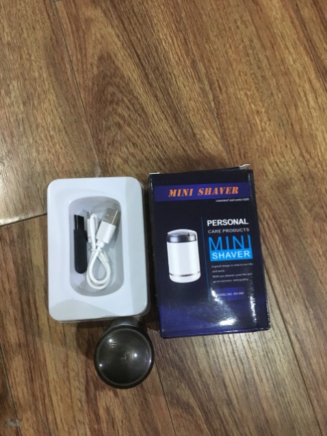 Máy nhỏ gọn mà đẹp, bỏ túi mang đi đâu cũng tiện, máy nhỏ mà có võ, máy cạo khá khoẻ và sạch, không rát. Nhìn bé thế thôi dùng rất ok
Shop đóng gói cẩn thận, tư vấn nhiệt tình