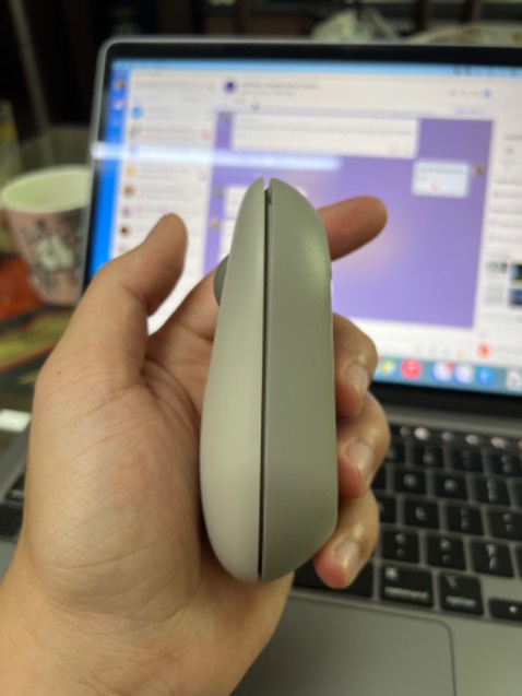 Mình dùng với Mac rất ngon, cuộn không bị dật khựng chỉ có điều là hơi nhỏ :) Full box nguyên seal